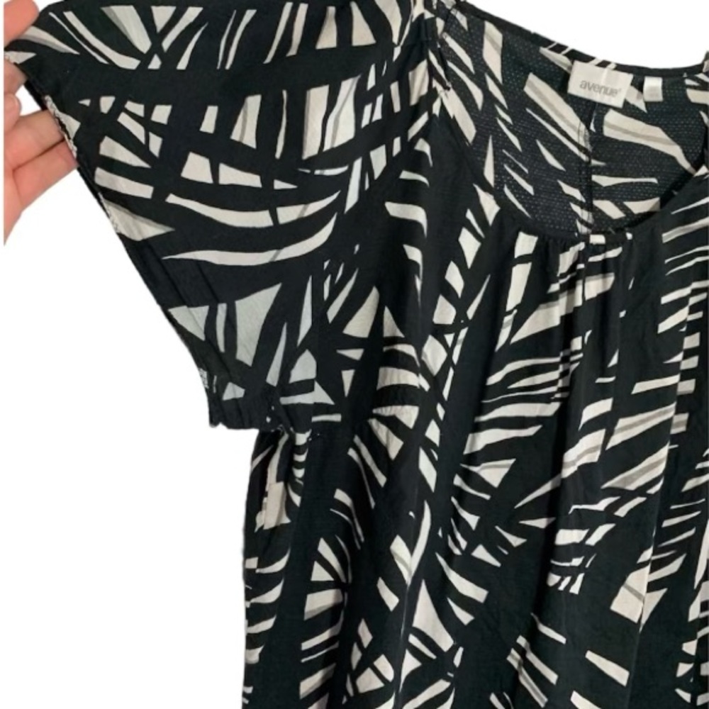 Avenue Black and White Blouse